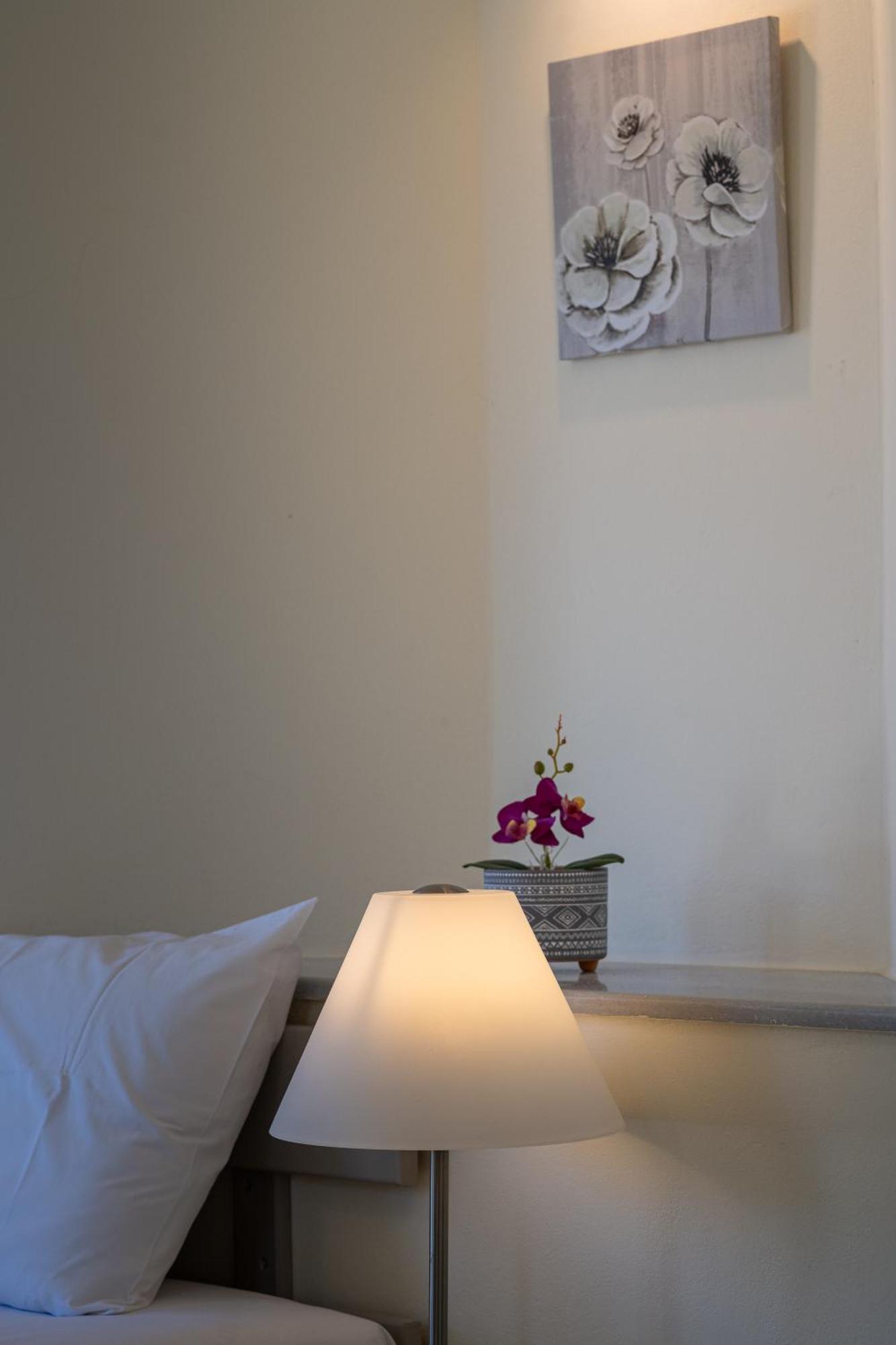 Erato Hotel Agia Marina  Exteriör bild