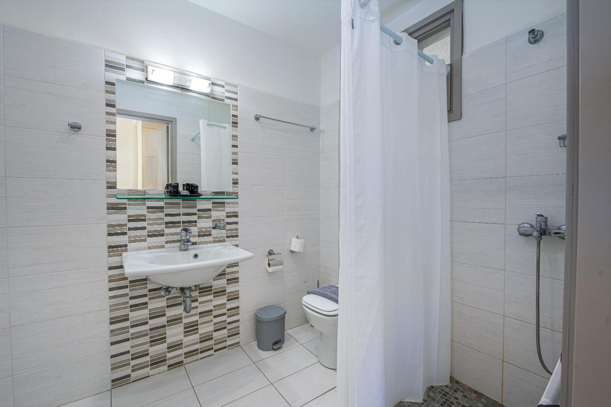 Erato Hotel Agia Marina  Exteriör bild